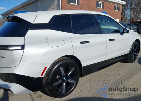 2025 BMW Ix xDrive50 z USA, uszkodzony, nr VIN WB523CF00SCS98944